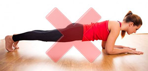 В планке болит спина