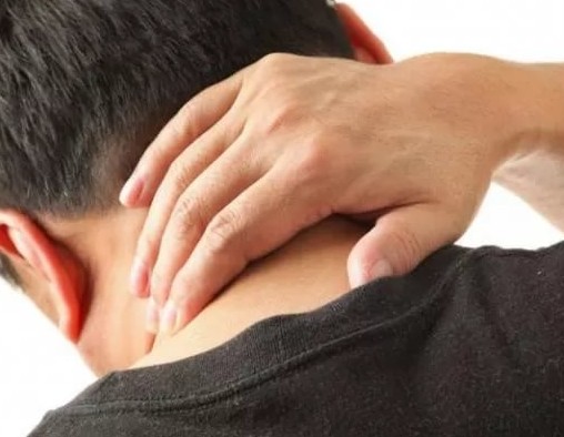 При наклоне головы назад болит в затылке