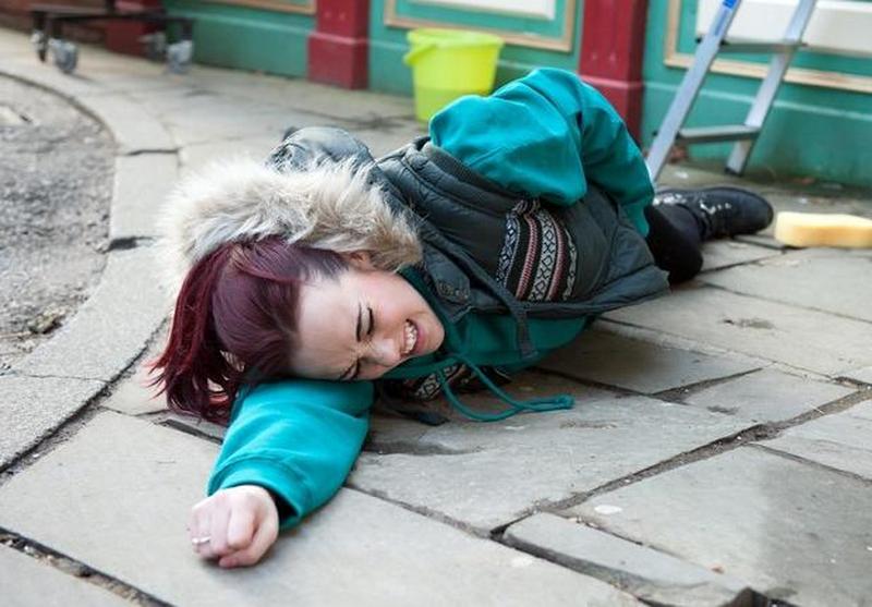 Беременная упала болит спина