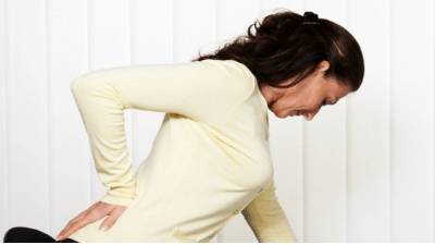 из за чего болит спина у девушки с левой стороны