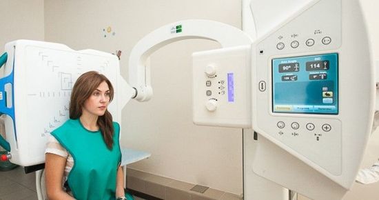 Девушка у рентген-аппарата
