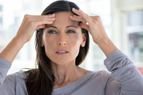 Болит голова над бровями что делать