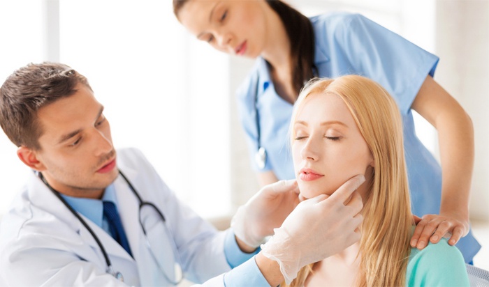 Болит голова над бровями что делать