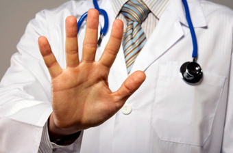 Болит спина справа внизу при