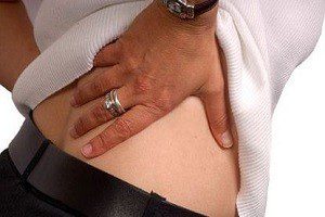 Болит спина справа внизу при