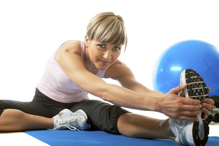 Упражнения выполняют плавно, без рывков