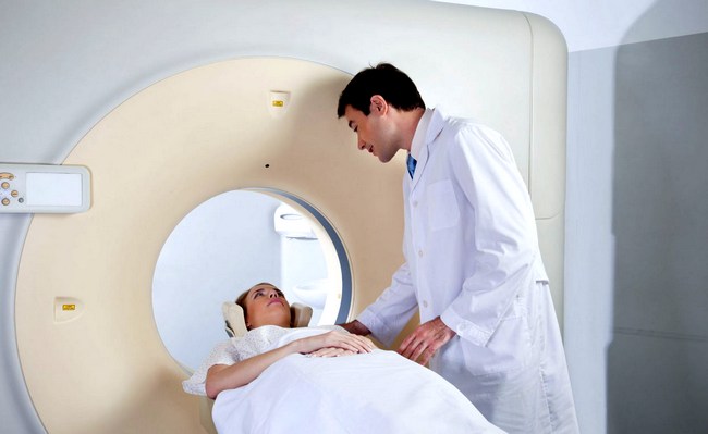 женщина-на-магнитно-резонансной-томографии